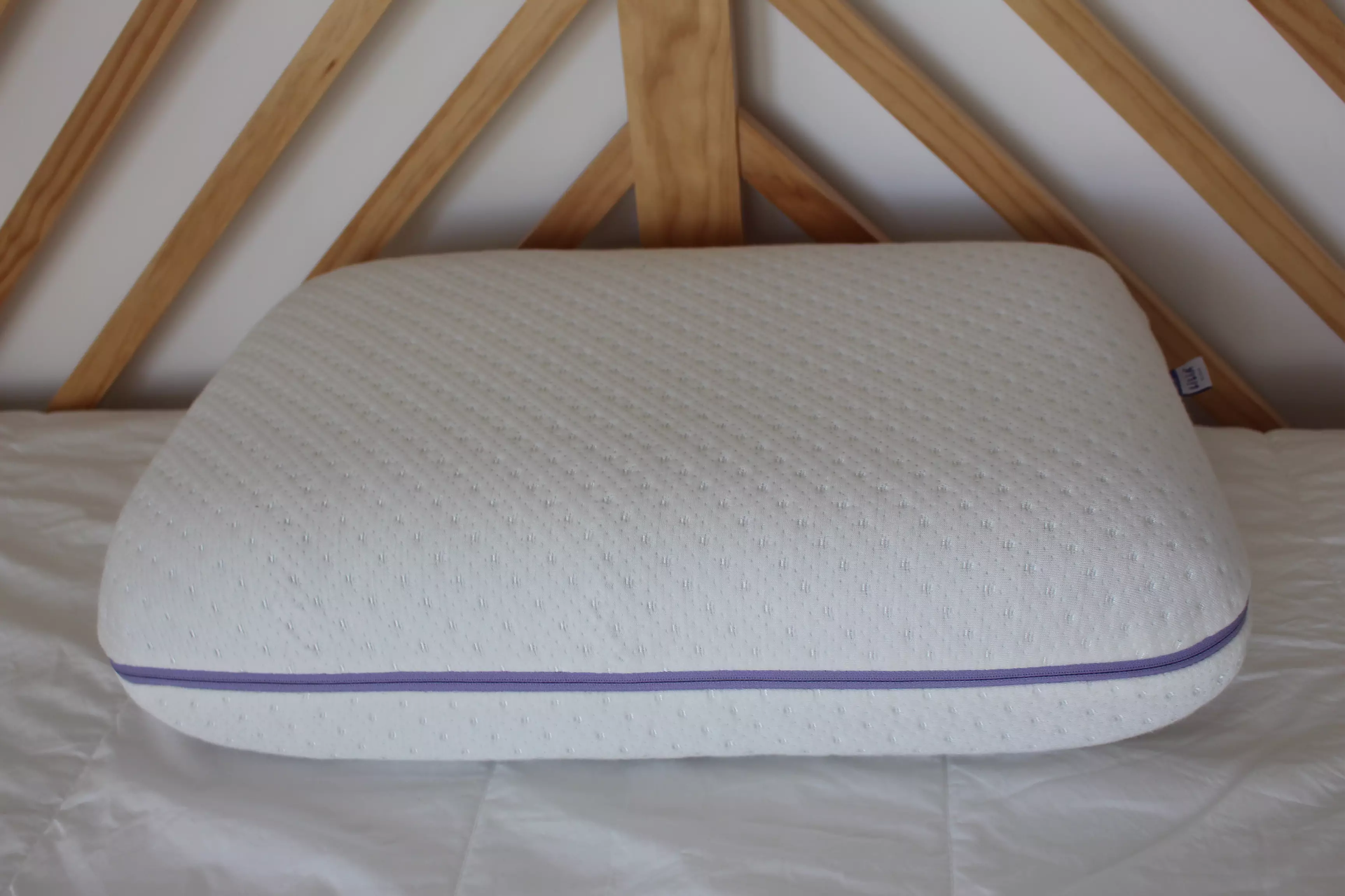 Almofada branca com fundo em madeira